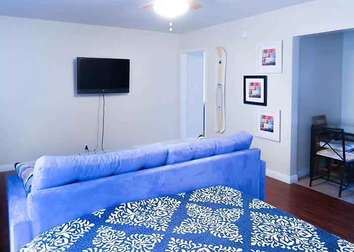 Apartment North Mansfield Ave